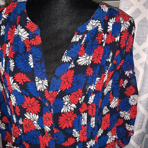 Blouse with Floral pattern V-Neck Roll Tab - Picture 2 of 4